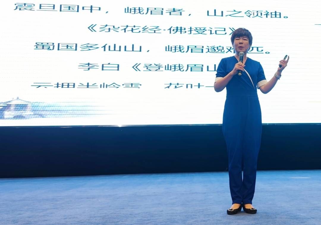 余光中|于丹峨眉山“重逢”李白，“文化大讲堂”带来跨越千年的乡愁