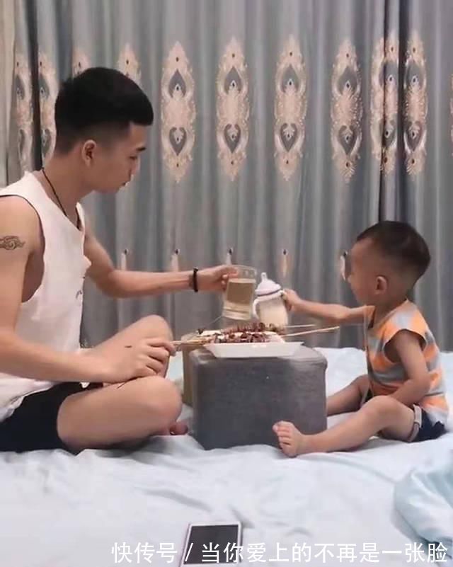 淡定|爸爸与儿子偷偷在家“聚餐”，妈妈看了不淡定，宝宝：感情深，一口闷