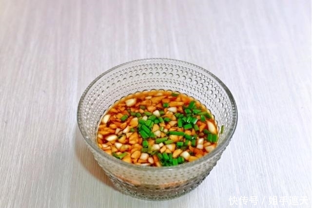 在线|豆腐加蛋，换一种“煎法”，豆腐洞里放“小蛋”，口感营养双在线