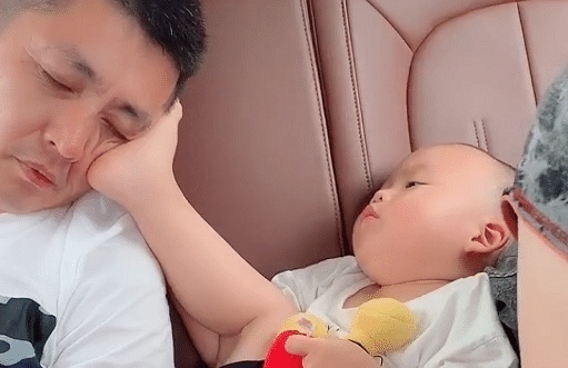 车上|爸爸在车上睡着,宝宝用脚托着爸爸脑袋,真是为爸爸操碎心