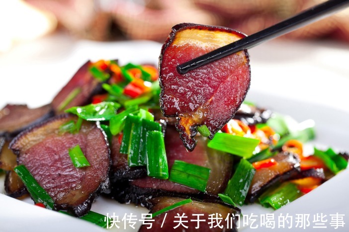 炒腊肉，不能直接切了就炒，想要软嫩鲜香不油腻，关键2步不能少
