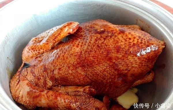 整只鸡丢进电饭锅,不放1滴水,出锅皮香肉滑,做饭不再麻烦!