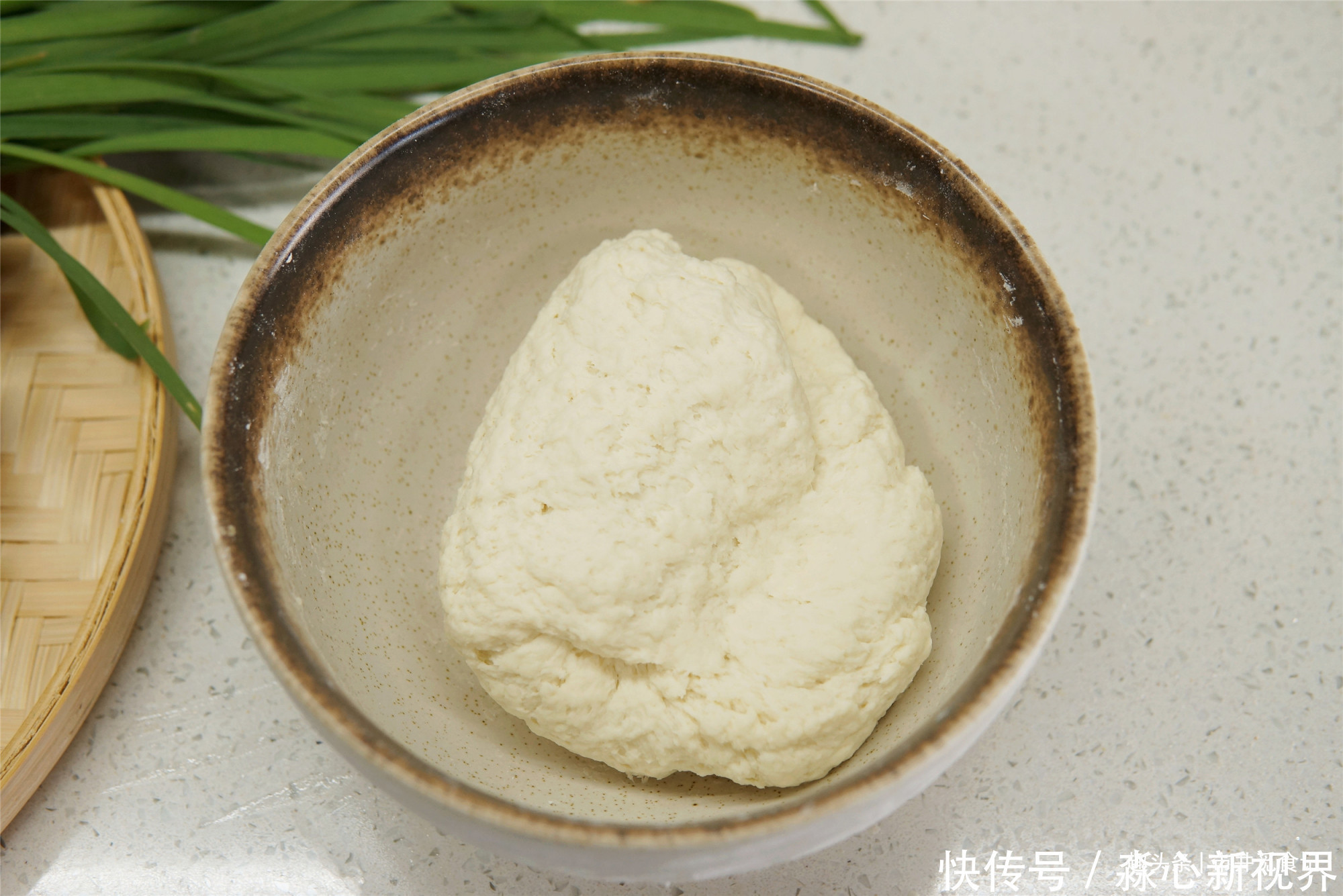 小时候|小时候在农村没少吃这东西,比韭菜盒子简单,皮薄馅多,总不够吃