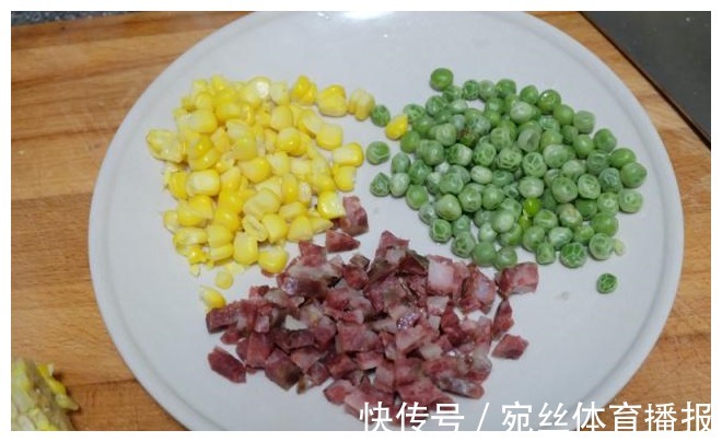 豌豆|2个馒头2个鸡蛋，教你在家做披萨，香软又拉丝，全家大小抢着吃