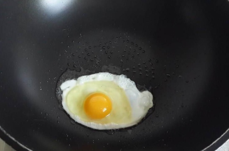 煎鸡蛋，直接下锅就错了！多做一步，煎好圆润鲜嫩，不粘锅不会糊
