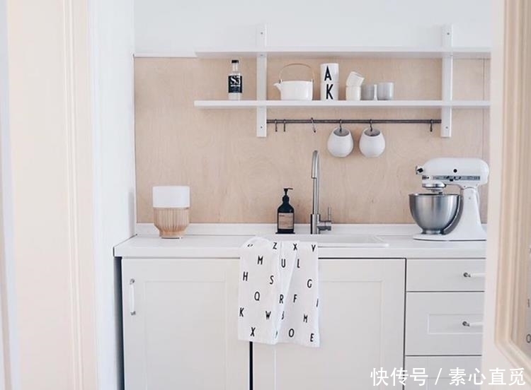 极简|白色的墙面与原木质家具的结合,简简单单的美感,来人都说好看~
