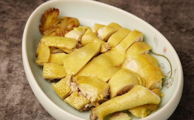 白切鸡怎么做好吃？学习一下广东大厨的做法，皮脆肉嫩色泽金黄