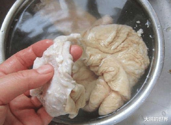  洗猪大肠时，不加醋不加碱，学会正确做法，好吃没腥臭味，很实用