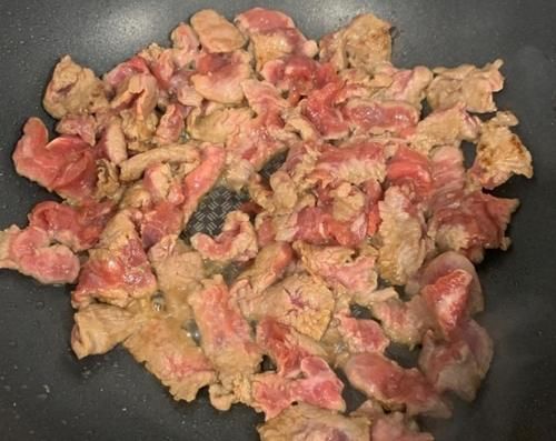 做法|炒牛肉时,下锅前多做一步,牛肉鲜嫩爽滑,不老不柴还不粘锅
