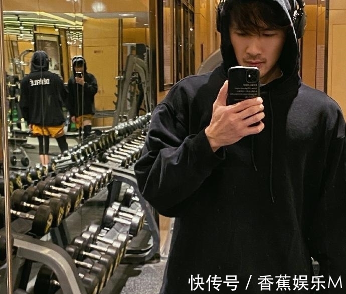 健身房|31岁的平面模特,络腮胡尽显男性魅力,撸铁打造满身肌肉帅气逼人!