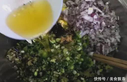 四十年饺子店老板教大家几个技巧,保证饺子香得咬舌头