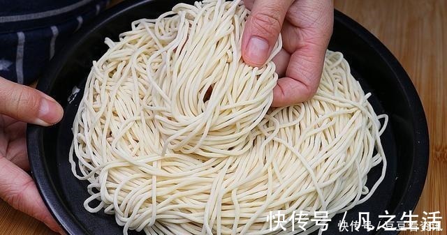 大碗|喜欢吃面条的要收藏,早餐面条懒人做法,孩子一大碗都不够吃