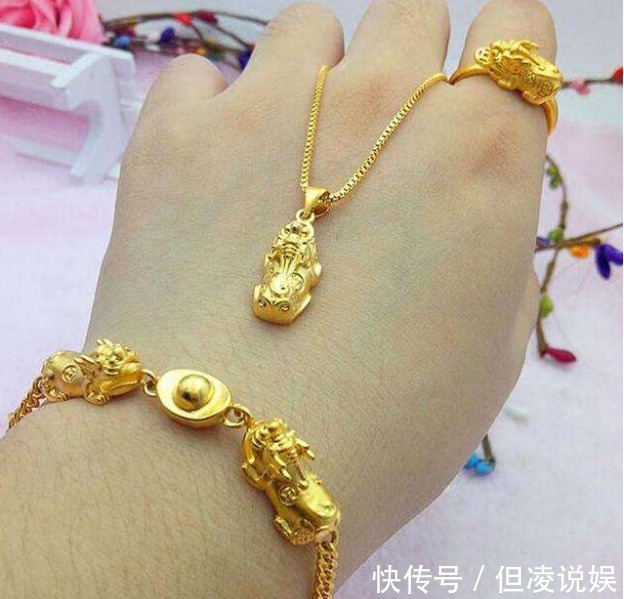 纯金 女人买“黄金首饰”,手链还是手镯好会看2点的,都是懂行人