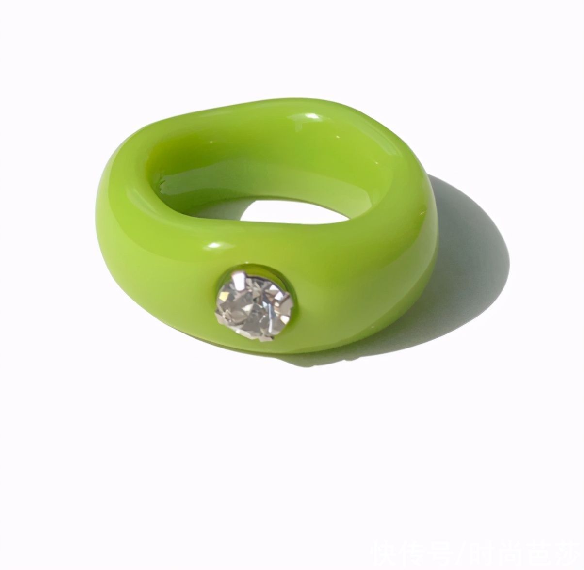 看到Jennie晒手上的戒指，终于找到原因了