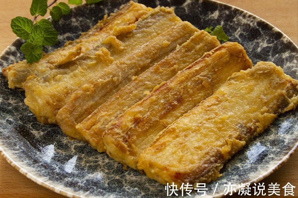 煎带鱼，用面粉还是淀粉大厨教你一招，口感香酥脆，好吃不油腻