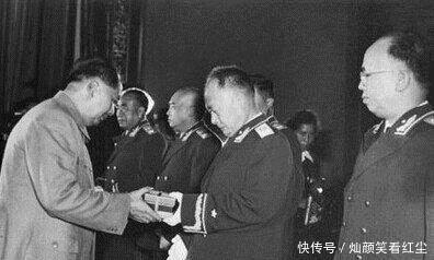 答应|此人要求调整军衔,罗荣桓不理会,周总理不答应,最后毛主席批了