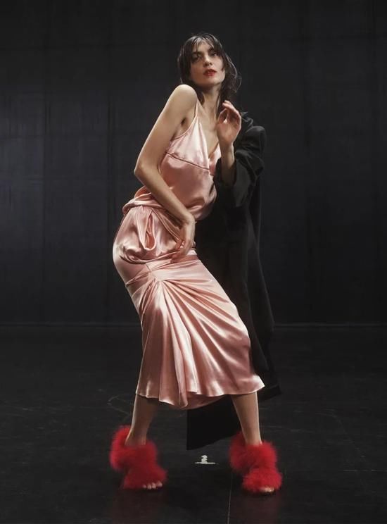 缎面裙|女明星一穿就出圈的缎面裙 怎么穿出高级感？