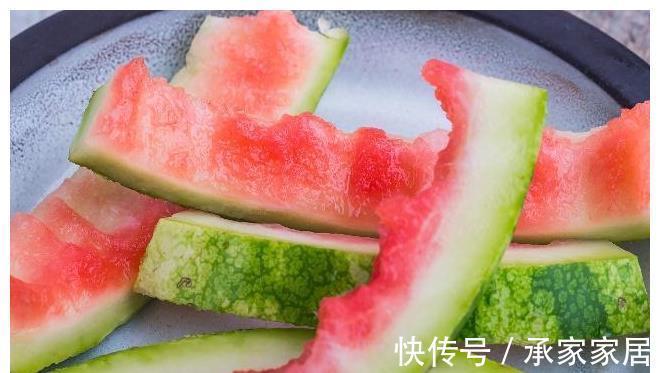 西瓜皮|吃西瓜剩下的瓜皮怎么办？看完西瓜皮的美味吃法，再也不随手扔了