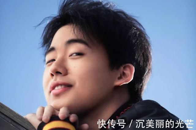 李晨晒出《跑男》合照,有谁注意郭麒麟的脚,比五位女嘉宾还亮眼