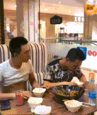 |搞笑GIF趣图:跟姐说说实话你是不是想泡姐?