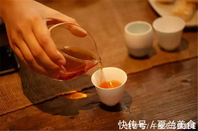 周日清!别人倒茶时,对方敲几下桌子有何含义,别再傻傻弄不懂