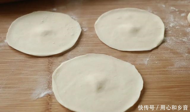 满满的|「早餐」韭菜不做韭菜盒子,试试这样做,金黄酥脆,满满的馅料,太过瘾了