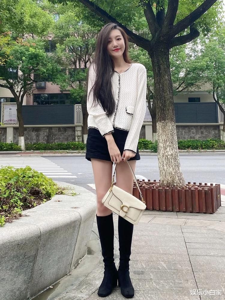 高个子小姐姐，浅色毛衣搭配黑色短裤，凸显修长细腿