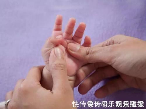 拇指|婴儿拇指内扣你了解吗?对孩子都有哪些影响?