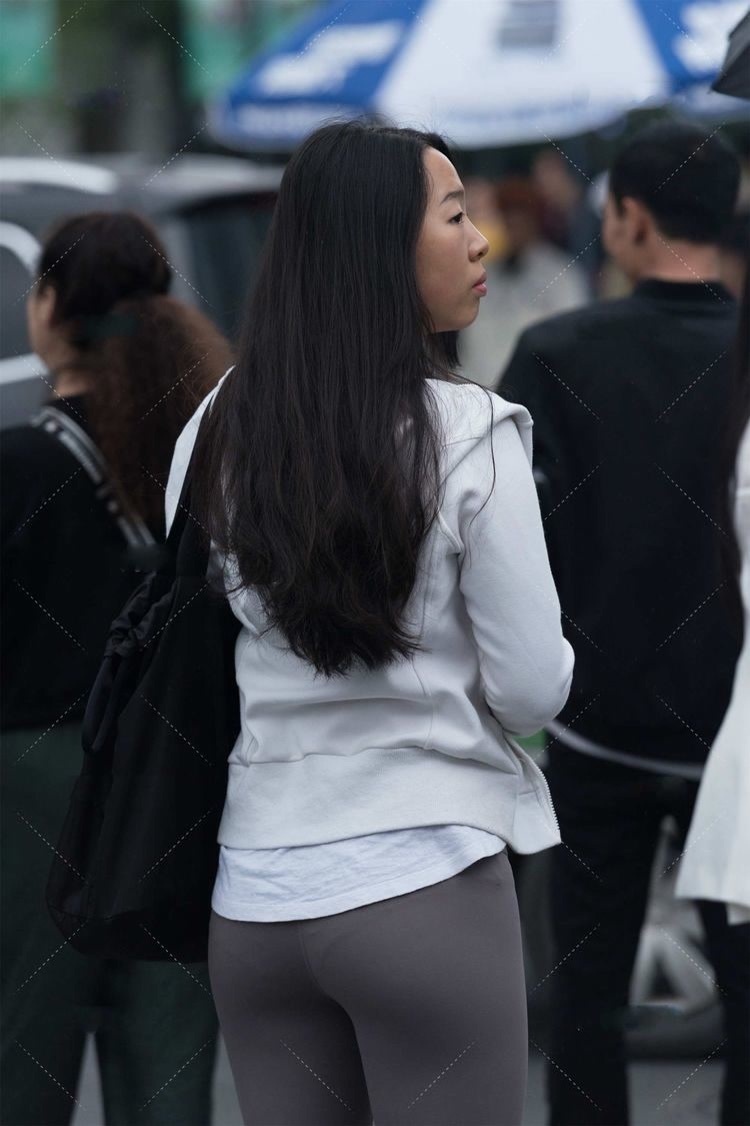 修身长裙 深灰色修身长裙,上身舒适,时尚大气