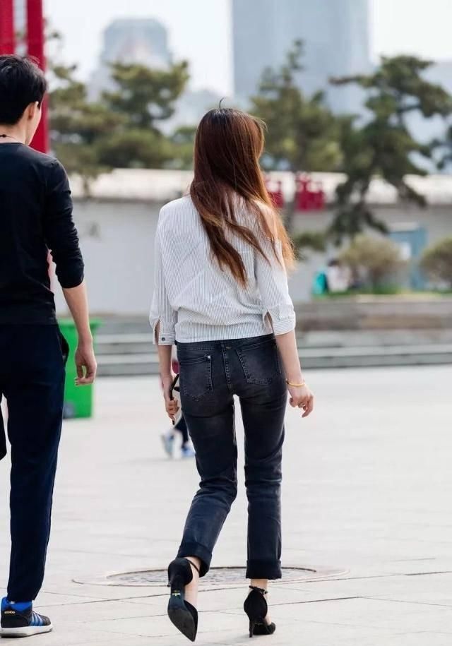 路人街拍，小姐姐身上穿的是一条紧身的裙子，一身搭配很有气质