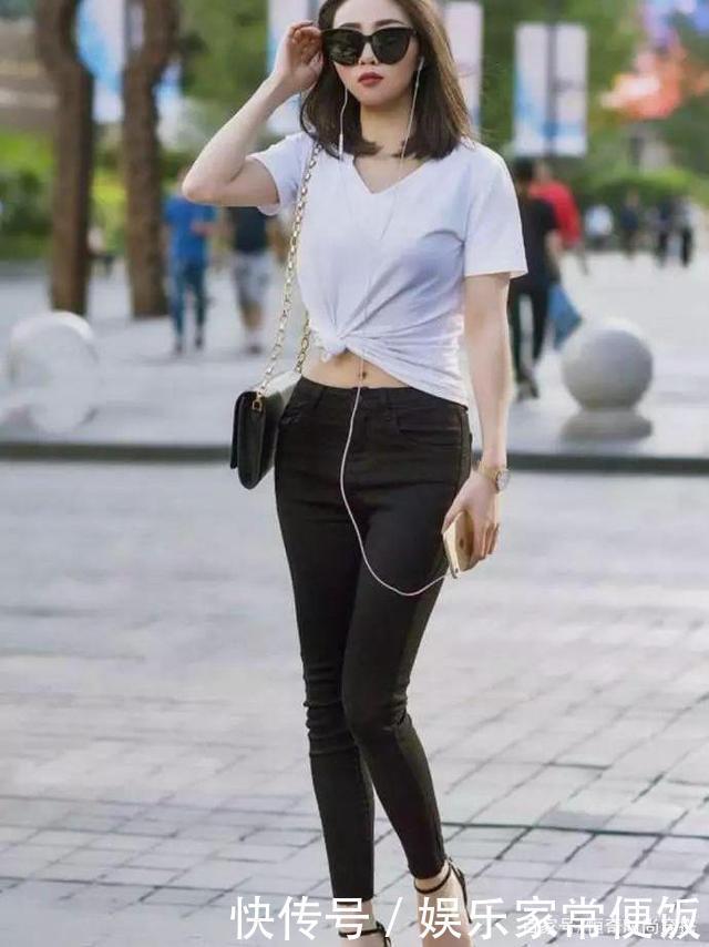 小姐姐|小姐姐好有魅力,穿米白色“挂脖”连衣裙,时尚浪漫又性感