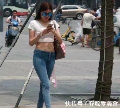 高腰 凶猛,这么紧身的牛仔裤还得往里推,网友:尴尬的癌症已经犯了