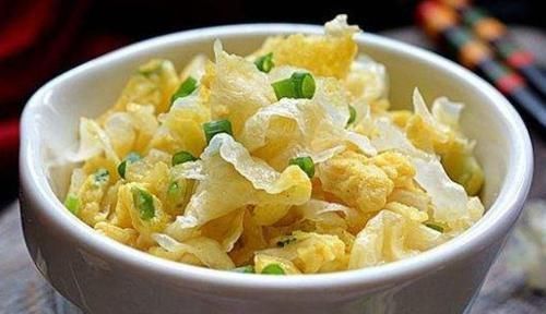 它是“穷人的阿胶”，隔天吃一次，补血养颜，淡化色斑，更显年轻