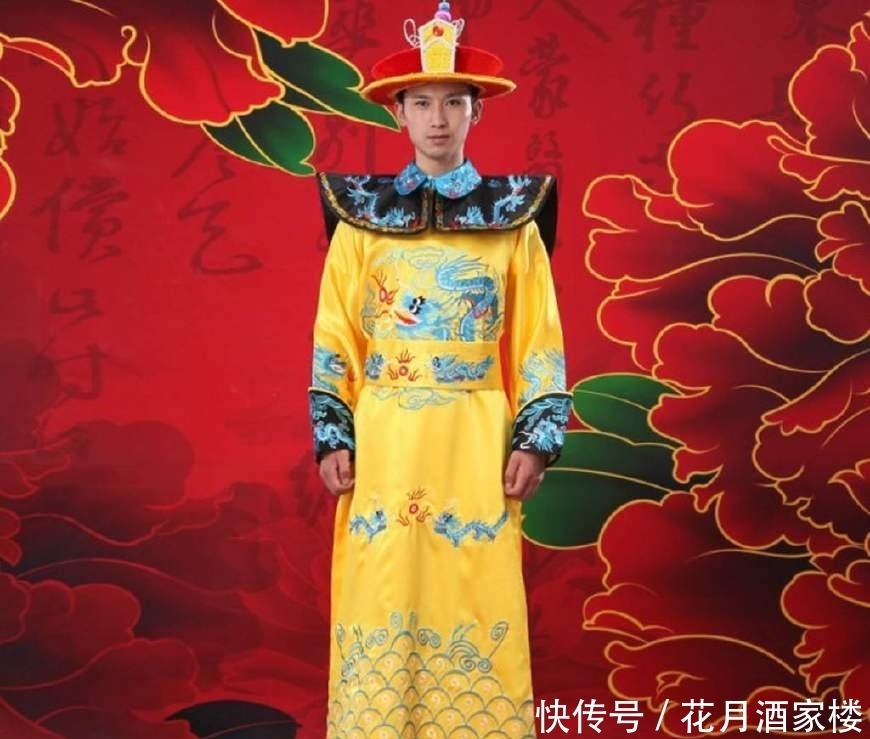 自称|此人自称清朝皇室后裔,留长辨、穿满服,还提出自己应该住进故宫