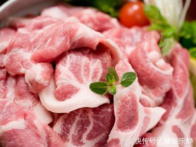 解冻肉时,不要直接用水泡,学会这2招,解冻之后和新鲜的一样