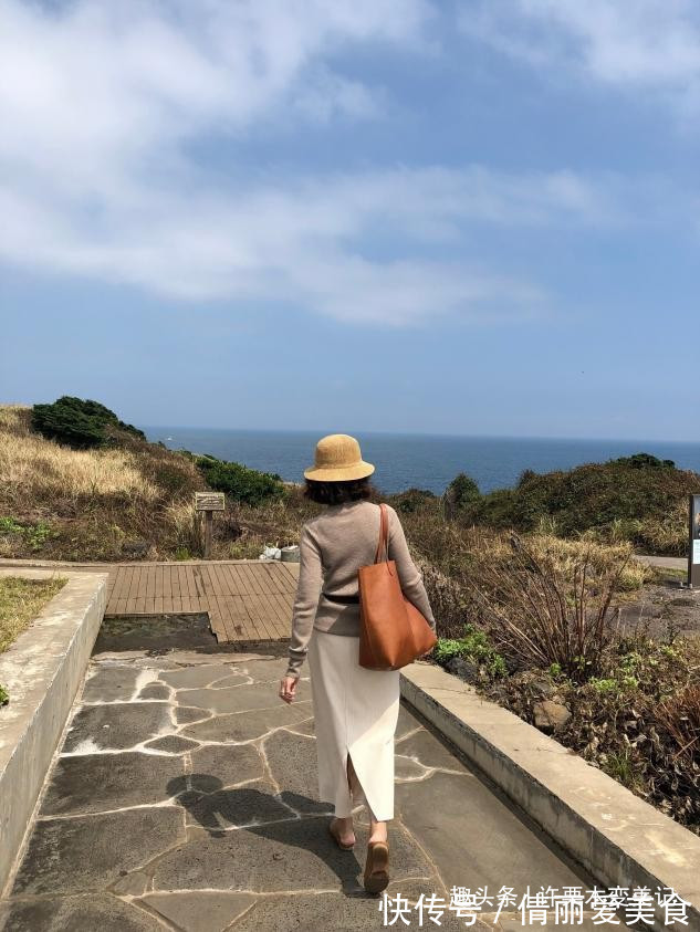 一字领 女人过了55岁,就要少穿小黑裤,学三木妈妈这样穿,优雅显气质