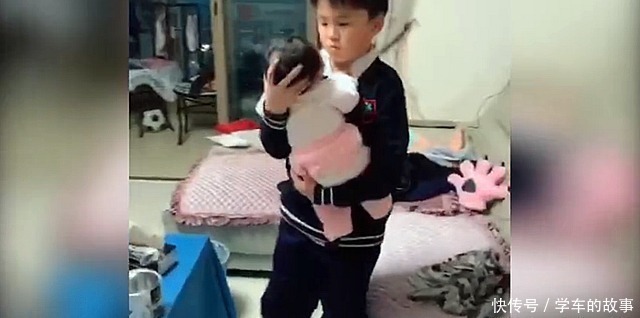 二宝|妈妈在做饭,让哥哥去照顾妹妹,接下来的一幕太暖了!