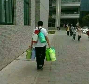 |搞笑图片幽默段子笑话真是个好室友啊,一个人拿如此多的热水瓶