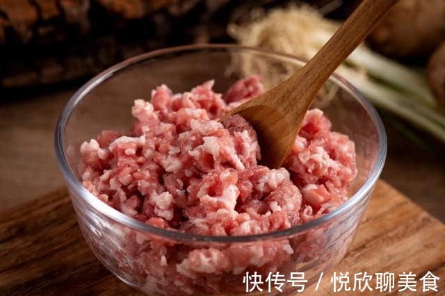 炸丸子，记住不要放面粉和淀粉，教你正确方法，外酥里嫩又弹牙