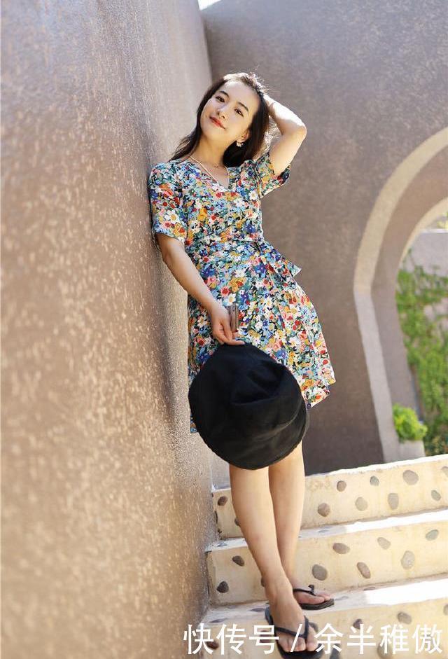 别把碎花裙穿成阿姨裙，选对款式，你也能魅力四射