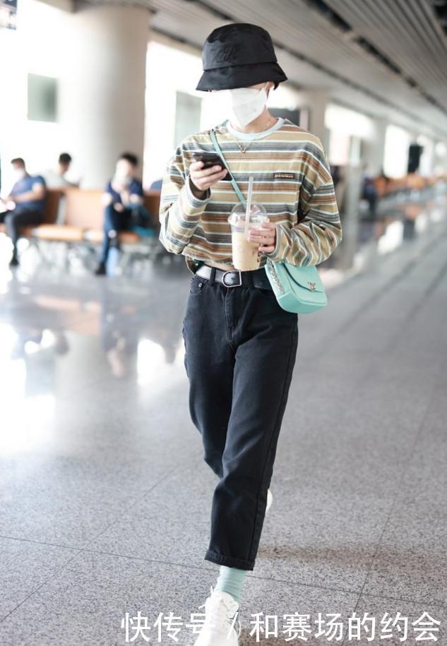 腿短偏胖的女人,穿衣别再塞衣角了,学会这2个技巧,醒目又出彩