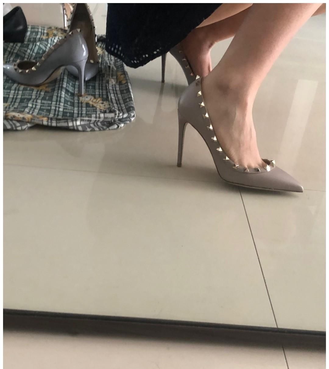 三环 满身都是铆钉的奢侈品高跟鞋,华伦天奴靠出众博眼球,性感度极高