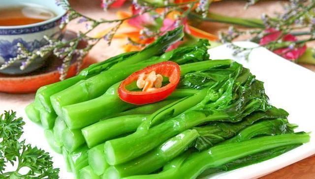 不论炒什么青菜,牢记不要直接下锅炒,大厨都这样做,翠绿还鲜香