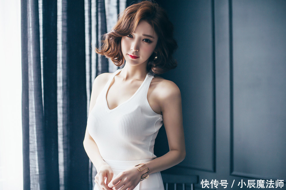 纤瘦|小姐姐爱穿紧身裙,展现窈窕纤瘦曲线,呈现出女人优雅的魅力!