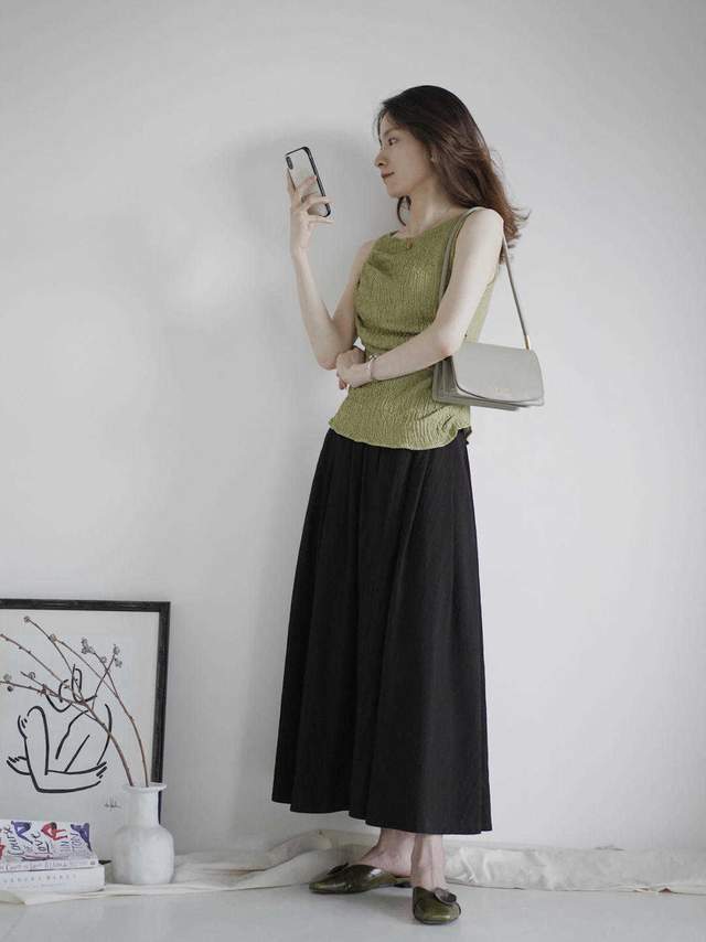 v领|最想要显瘦的穿衣技巧来了,无袖绿色上衣搭配黑色半身裙,超洋气