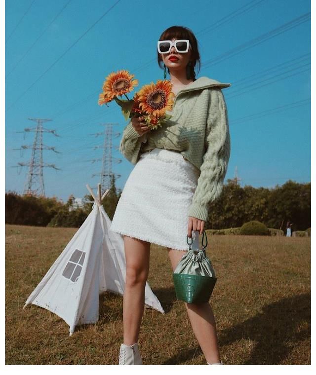 半裙|建议小个子女生，秋天多穿“短靴+半裙”，洋气显瘦，谁看了不夸
