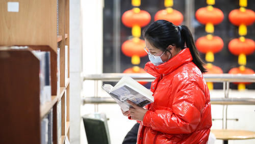 中年|这个春节假期，有些青年在上海书城席地而坐，在书香中度过……