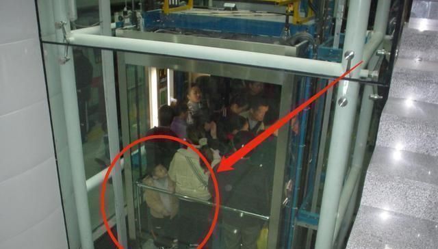 小男孩|孩子忍不住在电梯里尿尿,被斥无教养,母亲接下来的做法让人安静