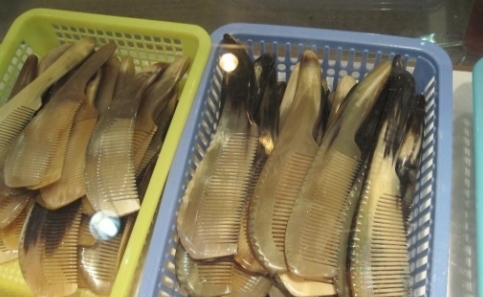 价格|地摊上几元一把的牛角梳,是什么制作的?看完再也不敢买了