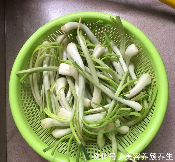 它是“菜中灵芝”，人们都说“餐前饭后吃6个，郎中不打门前过”！